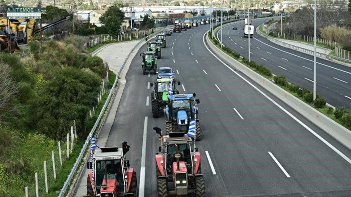 Γιατί δεν πληρώνουν διόδια τα τρακτέρ στην εθνική οδό; 